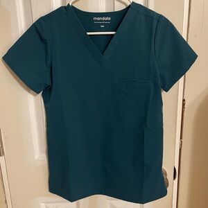 Mandala Scrubs
• One Pocket Top Caribbean Blue
• Size: XXS
• Caribbean Blue
